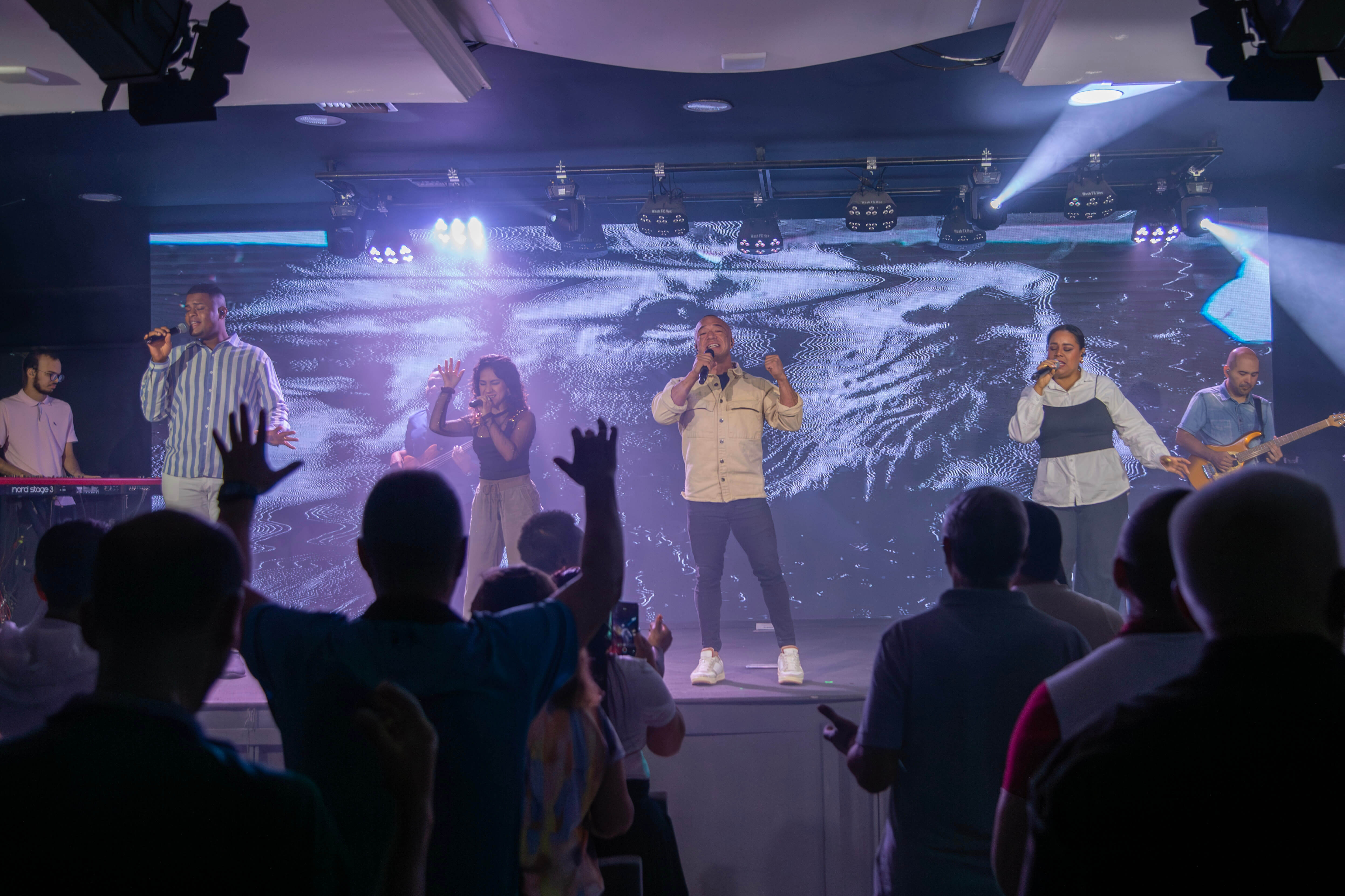 Reunión de adoración en Iglesia del Nazareno Cali
