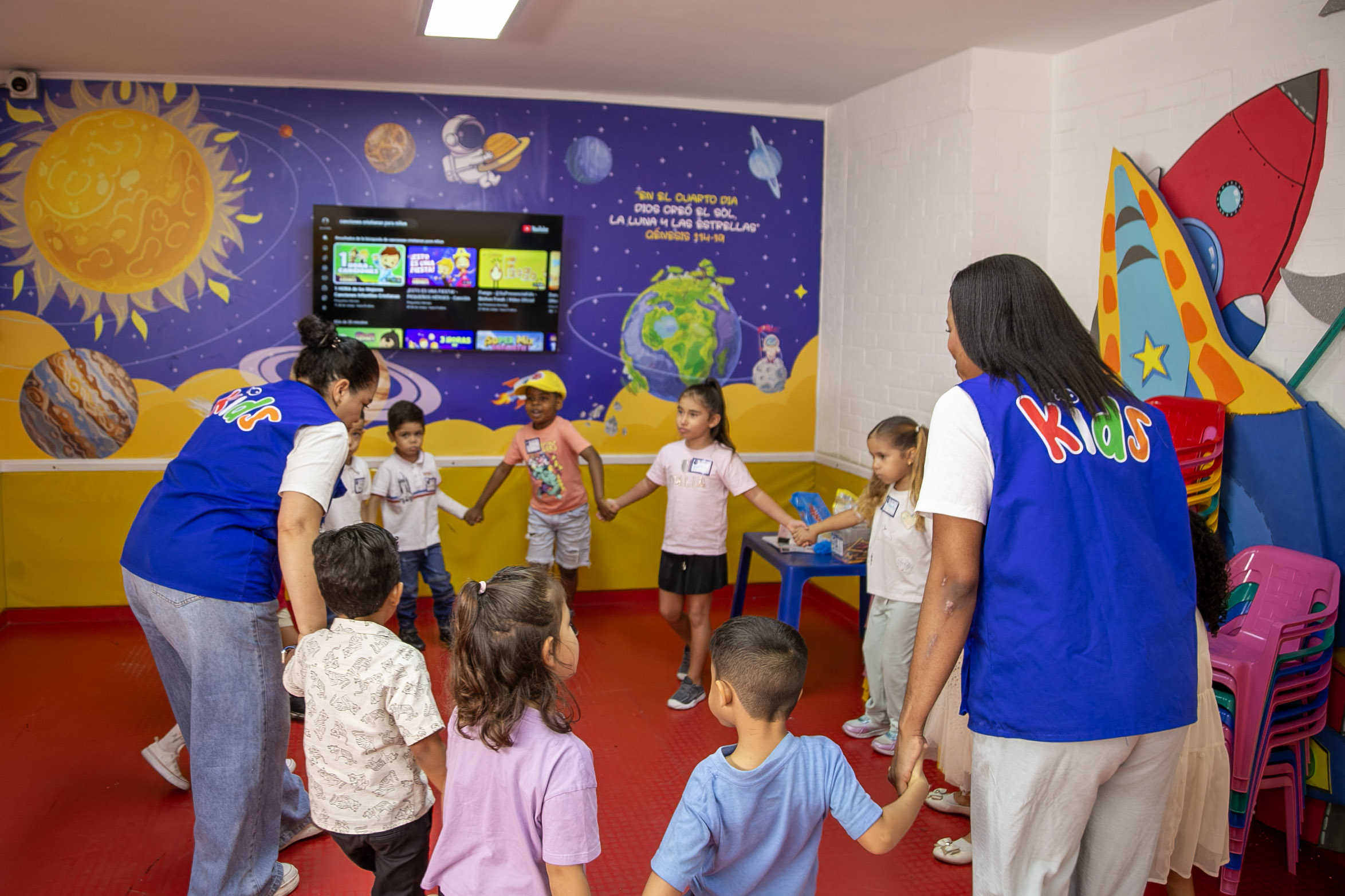 Niños participando en Nazareno Kids