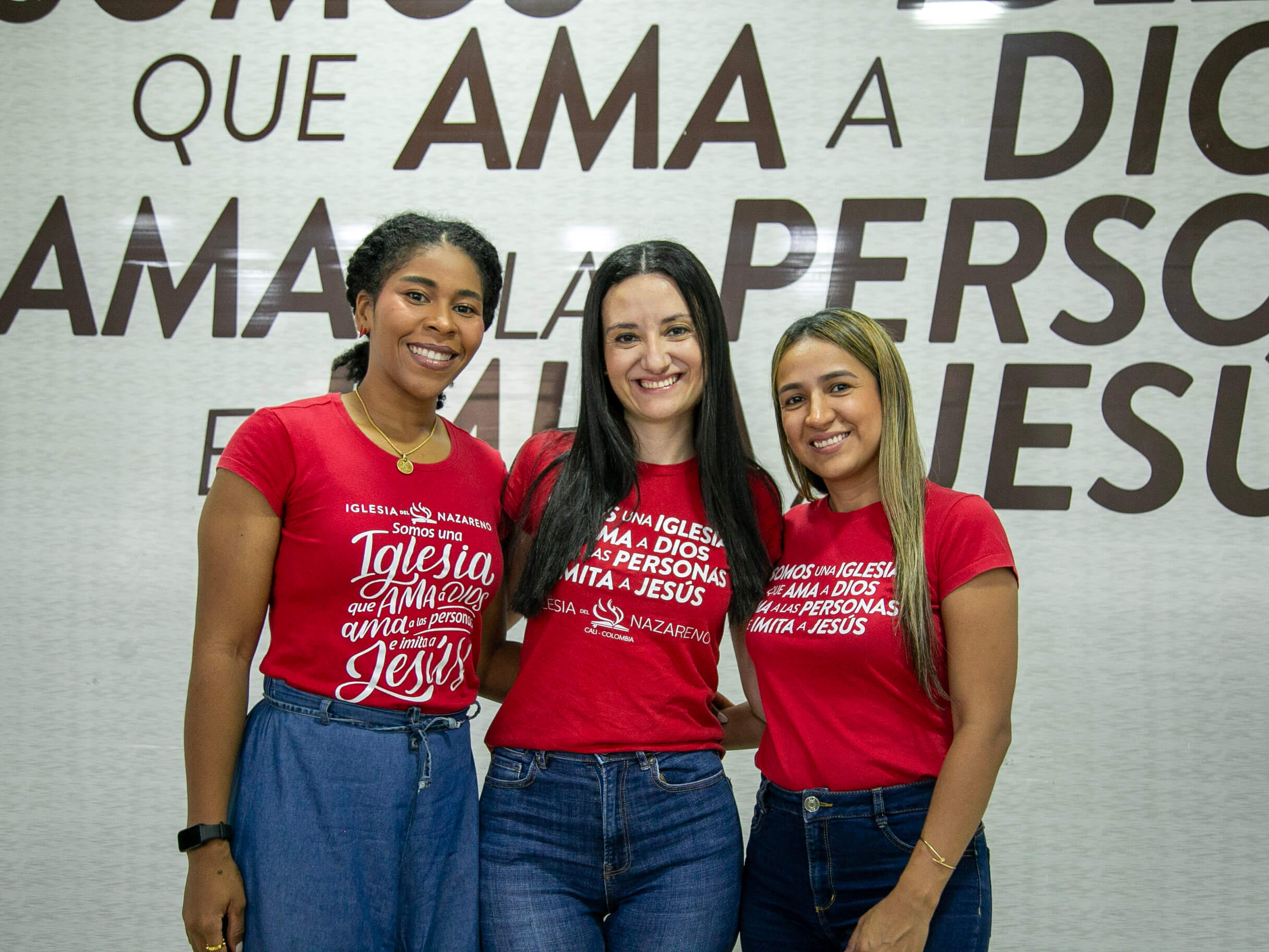 Equipo de bienvenida de Iglesia del Nazareno Cali recibiendo a un visitante